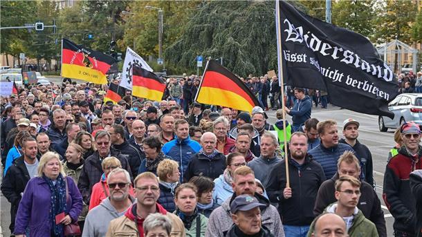 „Heißer Herbst“: Ebbt die Protestwelle ab? Menschen während einer Demonstration im Stadtzentrum von Frankfurt (Oder).