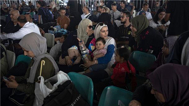 Zivilisten aus Gaza auf dem Weg nach Ägypten Menschen warten am Grenzübergang zwischen dem Gazastreifen und Ägypten.