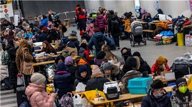 Menschen warten in der Anlaufstelle für Flüchtlinge aus der Ukraine auf dem Berliner Hauptbahnhof.