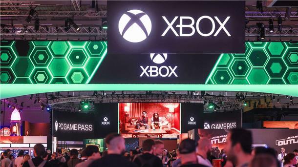 Menschen warten vor dem Gamescom-Stand von Microsoft Xbox.