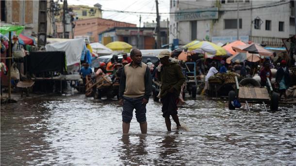 Mindestens 16 Tote nach Tropensturm in Madagaskar Menschen waten durch das Hochwasser einer überfluteten Straße in Antananarivo.