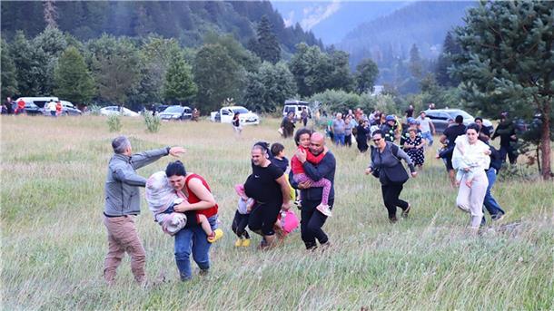 Mindestens elf Tote nach Erdrutsch im Kaukasus Menschen werden nach einem Erdrutsch in der Nähe von Schowi in Georgien aus einem Ferienort evakuiert.