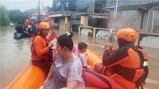 Tote bei Fluten auf Bali – Urlauber mit Booten gerettet Menschen wurden mit Schlauchbooten gerettet.