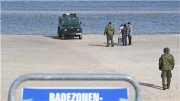 Menschenleer ist der Strand in Nordenhams polnischer Partnerstadt Swinemünde. Die Sperrung wird streng kontrolliert.