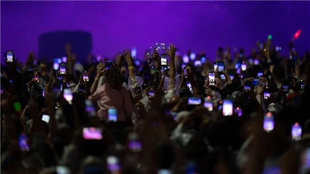 Menschenmassen beim Auftritt des brasilianischen DJs Alok: Rio de Janeiro feiert das hundertjährige Bestehen des Hotels Copacabana Palace am Strand der Copacabana.