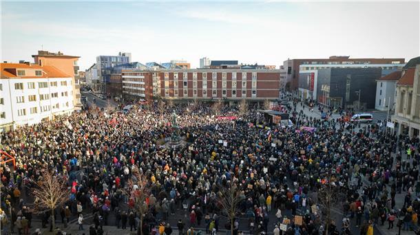 Menschenmenge am Sonntagnachmittag auf dem Theodor-Heuss-Platz: Impressionen von der Demonstration gegen Rechtsextremismus in Bremerhaven. 