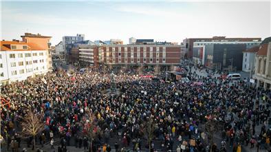 Menschenmenge am Sonntagnachmittag auf dem Theodor-Heuss-Platz: Impressionen von der Demonstration gegen Rechtsextremismus in Bremerhaven. 