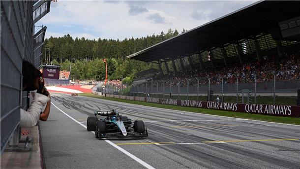 Crash von Verstappen und Norris: Russell siegt in Spielberg Mercedes-Pilot George Russell fährt in Spielberg als Erster über die Ziellinie.