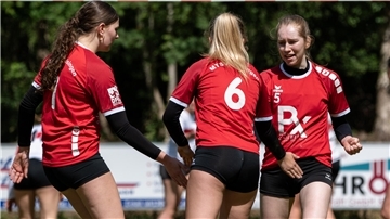 Merle Burfeind, Melina Albers und Merle Ropers (von rechts) feuern sich immer wieder gegenseitig an.