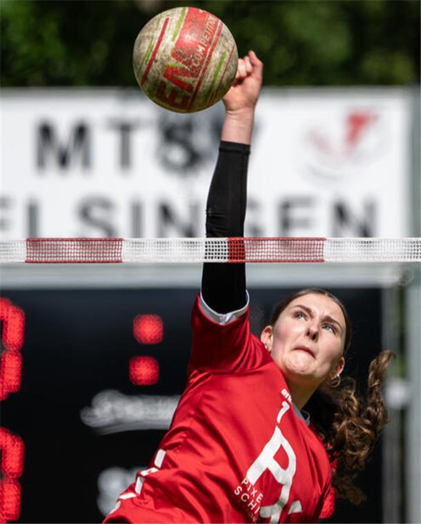 Zwei Siege auf eigenem Platz für die Selsinger Faustballerinnen Merle Burfeind mit einem erfolgreichen Rückschlag im Spiel gegen Hannover.