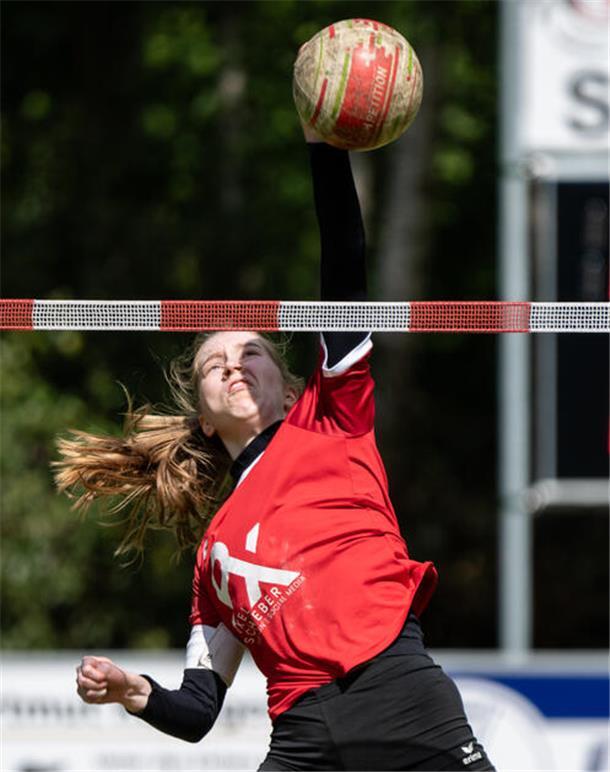 Zwei Siege auf eigenem Platz für die Selsinger Faustballerinnen Merle Ropers steigt zu einem Schlag hoch.