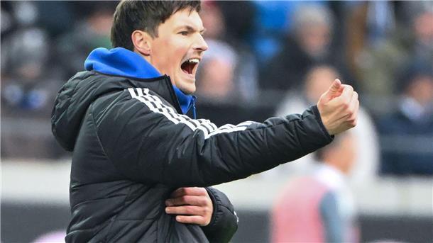 Merlin Polzin saß am Sonntag beim Hamburger SV auf der Trainerbank.
