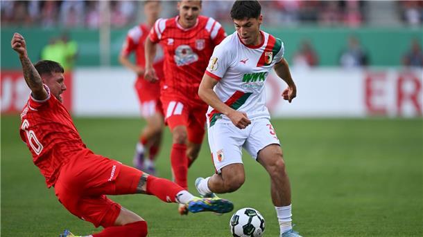 Mert Kömür (r.) versucht an Halles Löhmannsröben vorbeizukommen. 