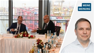 Bundeskanzler Friedrich Merz und Bremens Regierungschef Andreas Bovenschulte im Sitzungssaal beim Hafenunternehmen Eurogate in Bremerhaven, daneben NZ-Reporter Dirk Bliedtner