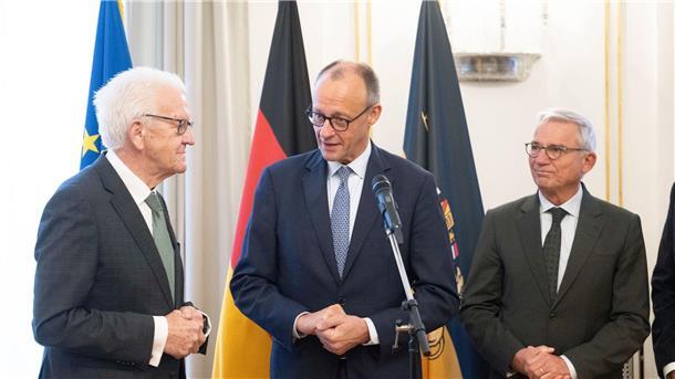 Wie Merz im Kanzleralltag selbst mit KI experimentiert Merz lernte die Mitglieder der Landesregierung kennen.