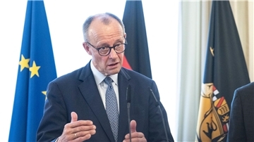 Merz sieht Chancen, aber auch Risiken der KI.