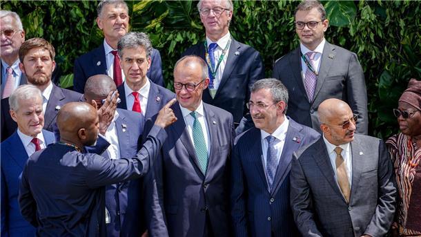 Merz fordert „globale Kraftanstrengung“ für den Klimaschutz Merz stellt sich zum Familienfoto auf der COP30 auf.