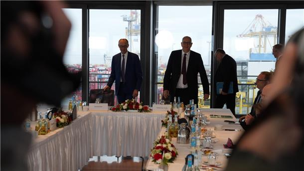 Merz in Bremerhaven eingetroffen: Kanzler trifft Senat und besucht Hafen Merz trifft Bovenschulte und Grantz, um Hafenentwicklung zu diskutieren.