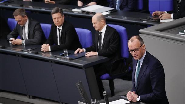 Mitte verliert zunehmend Vertrauen in etablierte Parteien Merz (v.r.n.l.), Scholz, Habeck und Lindner verlieren laut einer Untersuchung Vertrauen in der gesellschaftlichen Mitte.