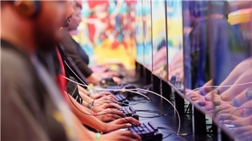 Messebesucher testen Computerspiele auf der Gamescom (Archivbild).