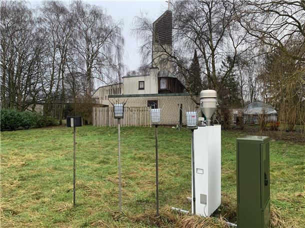 Bleistaub: Glencore zieht Reinigungsmaschine aus Friedrich-August-Hütte ab Messgeräte vor der Paulkuskirche in Friedrich-August-Hütte.