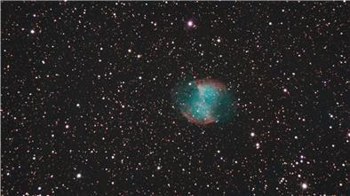 Messier 27 (M27) ist ein heller planetarischer Nebel. Der Nebel wurde von einem alten Stern am Ende seiner Entwicklung abgestoßen.