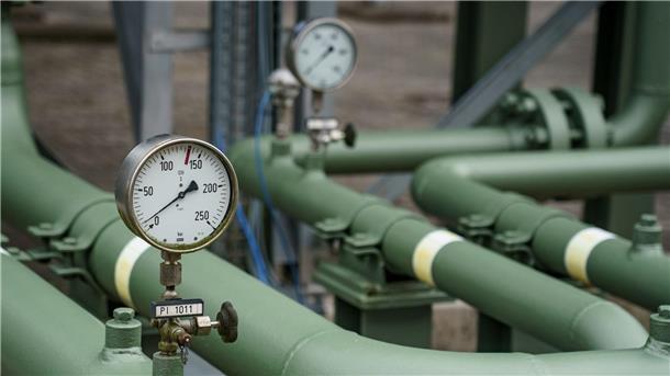 Messinstrumente zeigen den Leitungsdruck beim Gasspeicher der Stadtwerke Kiel an.