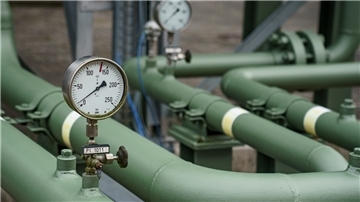 Messinstrumente zeigen den Leitungsdruck der Rohrleitungen eines Gaspeichers an. Mehrere Bundesländer wollen über die Notfallpläne mitbestimmen, nach denen hierzulande das Gas bei akuter Knappheit verteilt und rationiert würde.