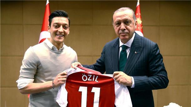 Özil teilt nach Wahlsieg erneut Foto mit Erdogan Mesut Özil und Recep Tayyip Erdogan am 14.05.2018. Der Fußballer hat erneut ein Foto mit dem wiedergewählten türkischen Präsidenten geteilt.