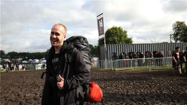 Metal-Fan Christian aus Husum vor dem Haupteingang zu dem vom Regen aufgeweichten Festivalgelände.
