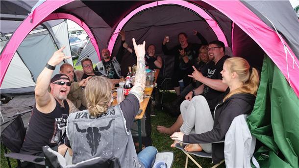 Heavy-Metal-Festival in Wacken versinkt im Schlamm Metal-Fans aus Kiel feiern auf einem Zeltplatz auf dem vom Regen aufgeweichten Festivalgelände.