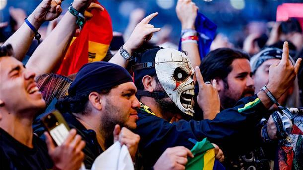 Metal-Fans bei einem der Konzerte beim Wacken Open Air.
