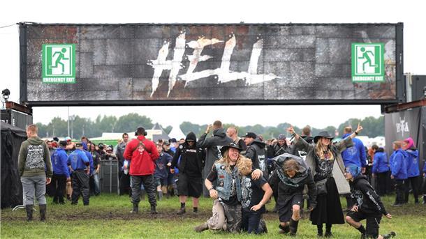 Metal-Fans freuen sich nach der Öffnung der Tore zum inneren Festivalgelände in Wacken.