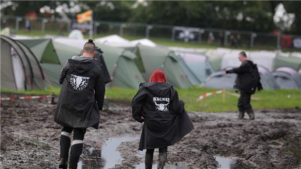 Heavy-Metal-Festival in Wacken versinkt im Schlamm Metal-Fans sind auf dem schlammigen Festivalgelände unterwegs.