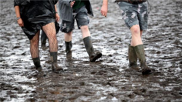 Heavy-Metal-Festival in Wacken versinkt im Schlamm Metal-Fans sind auf dem schlammigen Festivalgelände unterwegs.