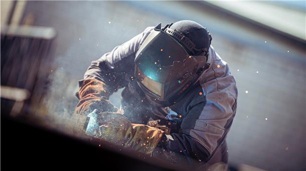 Metallbauer Marcel Buck arbeitet seit 2007 bei der Firma Seitz in Bremerhaven. Auch an heißen Tagen schweißt er Metall unter Schutzgas mit voller Sicherheitsausrüstung.