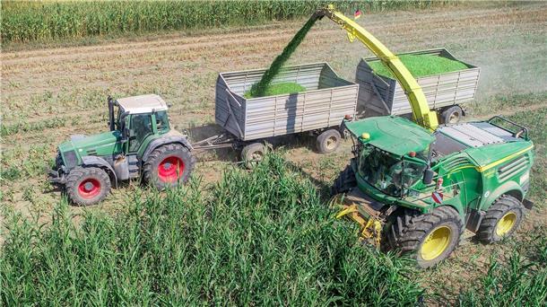 Metallteile auf dem Acker können bei der Maisernte erhebliche Schäden anrichten und den Fahrer des Erntefahrzeugs in Gefahr bringen.