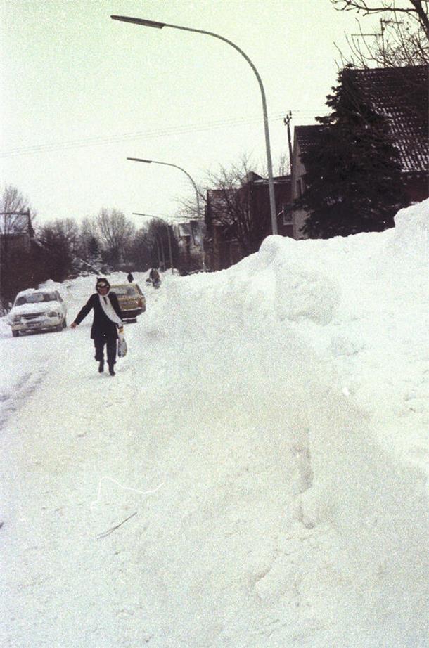 Meterhoch türmte sich der Schnee am Straßenrand.