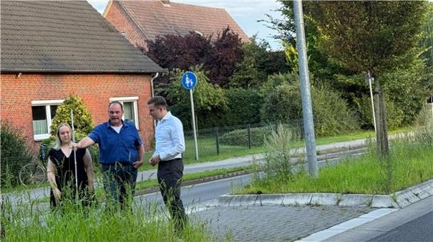 Meterhohes Unkraut sorgt für Kopfschütteln bei den Ortsratsmitgliedern Eileen Schröder (von links), Hendrik Meyer und Ortsbürgermeister Niklas Brockmann.