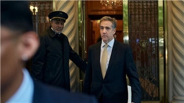 Michael Cohen (r) gilt wegen vieler öffentlicher Lügen in der Vergangenheit als problematischer Kronzeuge.