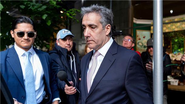 Trump-Anwalt nimmt Cohen ins Verhör Michael Cohen (r) wurde als Trumps rechtlicher „Ausputzer“ bekannt - mit enger Beziehung und direktem Zugang zum ehemaligen Präsidenten.