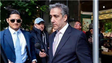 Michael Cohen (r) wurde als Trumps rechtlicher „Ausputzer“ bekannt - mit enger Beziehung und direktem Zugang zum ehemaligen Präsidenten.
