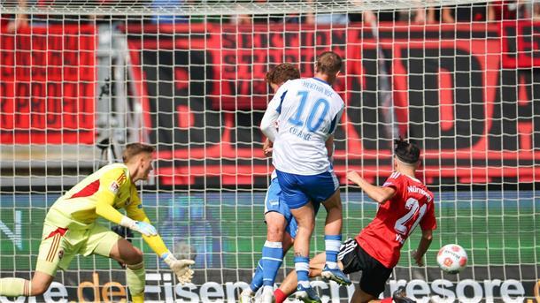 Michael Cuisance (M) erzielt das 2:0 für Hertha.