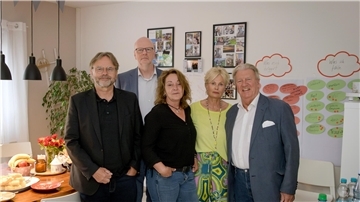 Michael Groß (links, Präsidiumsvorsitzender des AWO Bundesverbandes) zu Gast in der Mädchen-Wohngruppe in Bremerhaven mit (von links) Eckart Kroon, Caren Utecht, Britta Nienaber und Uwe Lissau (alle AWO Bremerhaven). Foto: Masorat