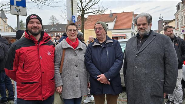 Drei Männer und eine Frau bei einer Demo in Brake