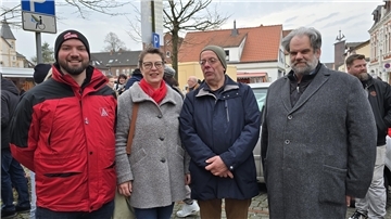 Drei Männer und eine Frau bei einer Demo in Brake