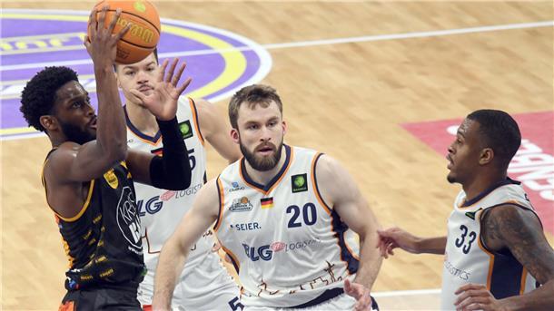 Für die Eisbären hat sich das Saisonziel verändert Michael Miller (links) kann gegen das zu passive Eisbären-Trio Jarelle Reischel, Hendrik Drescher und Nick Hornsby zum Korb ziehen und zwei Punkte für Kirchheim auflegen