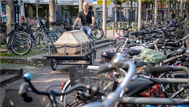 Ab Bremerhaven: Die letzte Reise am liebsten auf See Mann mit Bestattungsfahrrad.