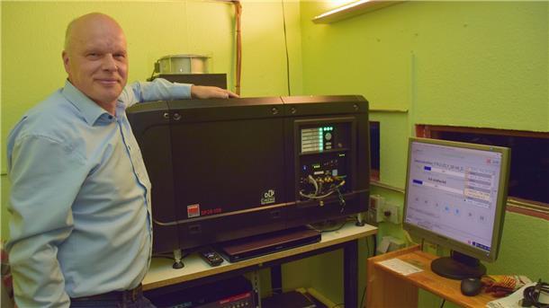 Bessere Bildqualität: Filmpalast Nordenham hat jetzt einen neuen Projektor Ein Mann mit Hemd steht in einem Kino-Vorführraum neben dem Projektor.