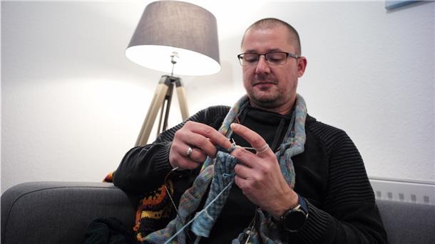 Michael Oosterveld (46) aus Bremerhaven strickt gern - und berichtet darüber jetzt in einem Youtube-Blog.